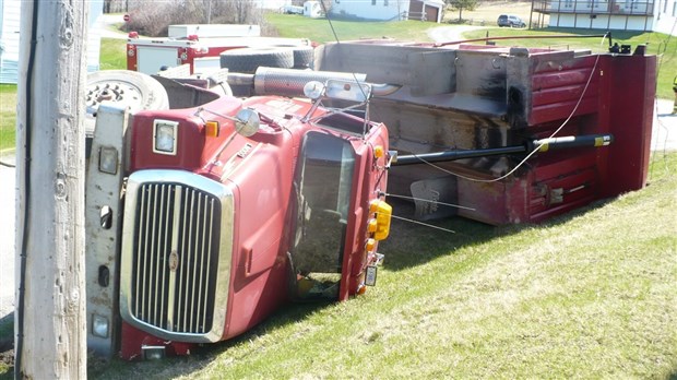 Un camion-benne se renverse à Notre-Dame-des-Neiges