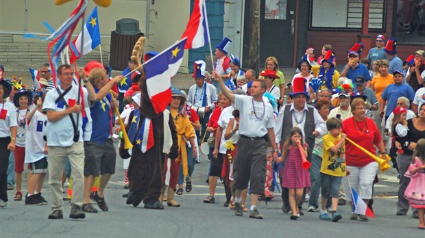 Tintamarre et animation à Dégelis pour la Fête nationale de l’Acadie