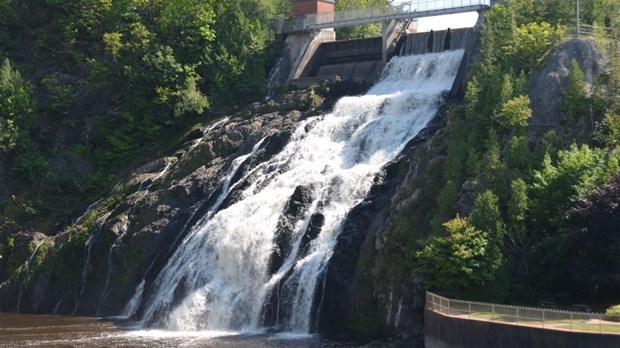 Un homme nu se promène au parc des Chutes