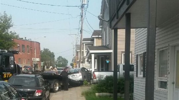 Une voiture termine sa course dans une galerie