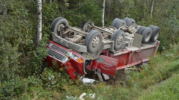 Violente sortie de route d’un camion benne à Témiscouata-sur-le-Lac