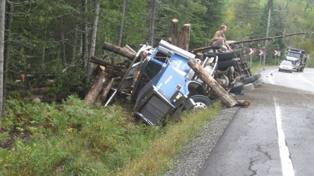 Un poids lourd sort de route à Rivière-Bleue