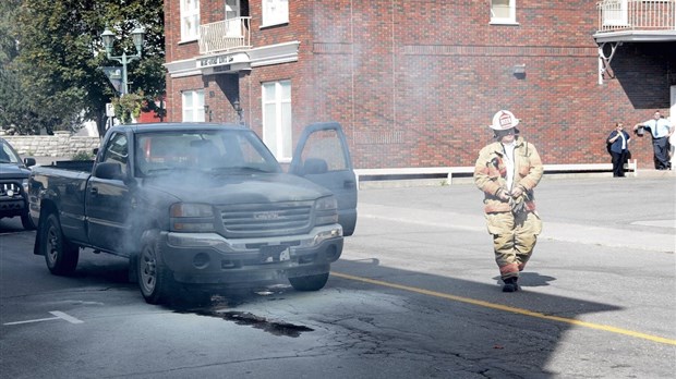 Moteur de camionnette en feu au coin Lafontaine et Hôtel-de-Ville