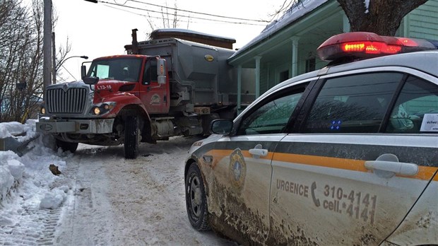 Un camion-benne accroche une maison à Rivière-du-Loup