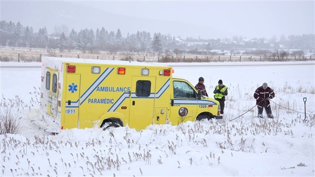 Une ambulance termine sa course dans un terre-plein