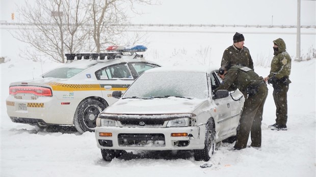 Une voiture fonce dans une autopatrouille  