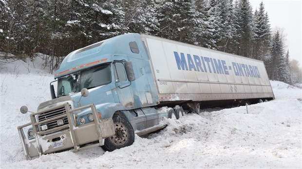 Sortie de route d’un semi-remorque sur la 185 