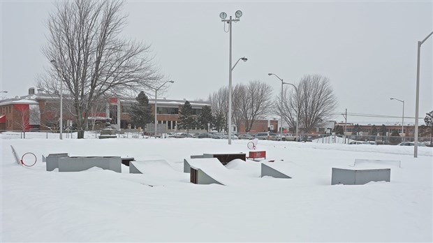 Un parc de planche à roulettes moderne et tout en béton 