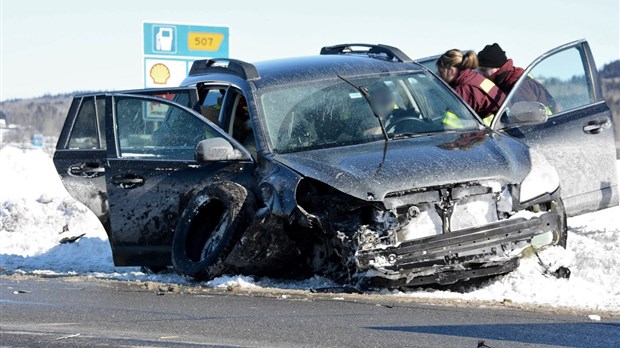 Collision entre une déneigeuse et une voiture sur l'autoroute 20