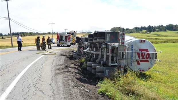 Un camion-citerne se renverse sur la route 293 à Trois-Pistoles