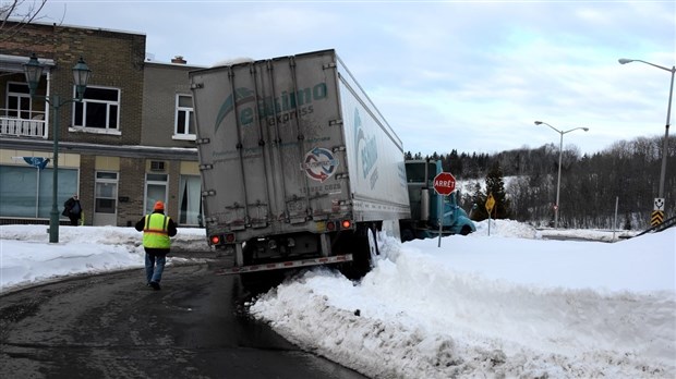 Poids lourd enlisé à Rivière-du-Loup