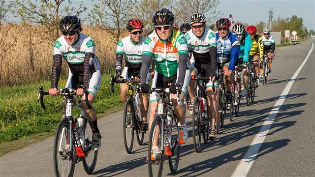 Des cyclistes du Mouvement Desjardins roulent pour des écoles du Témiscouata