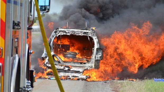 Un véhicule s'enflamme sur l'autoroute 20