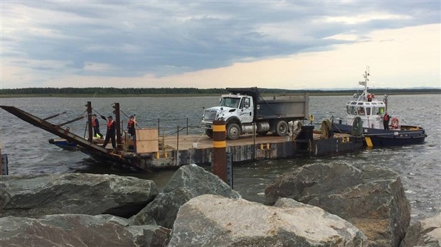 Une barge et un remorqueur en opération vers l’Île Verte