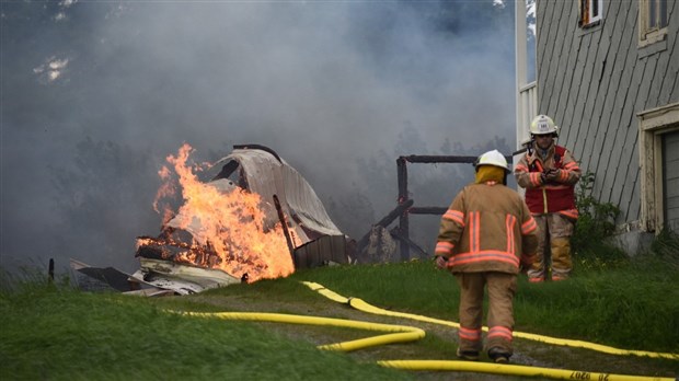 Un garage rasé par les flammes à L’Isle-Verte 