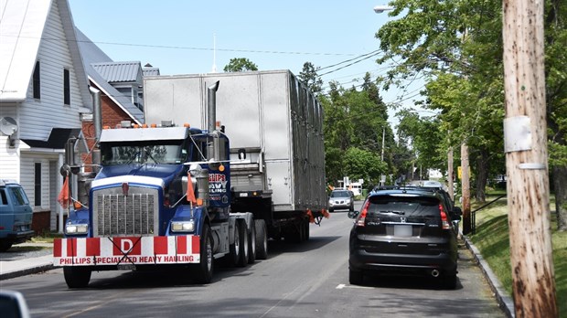 Un poids lourd accroche des fils sur la rue Beaubien