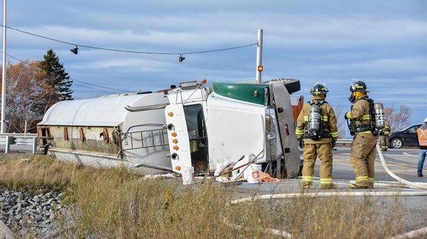 Un camion-citerne se renverse à Notre-Dame-des-Neiges