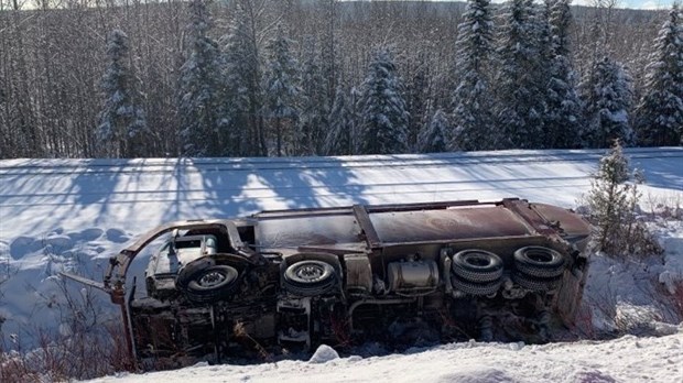 Sortie de route d'un camion benne 