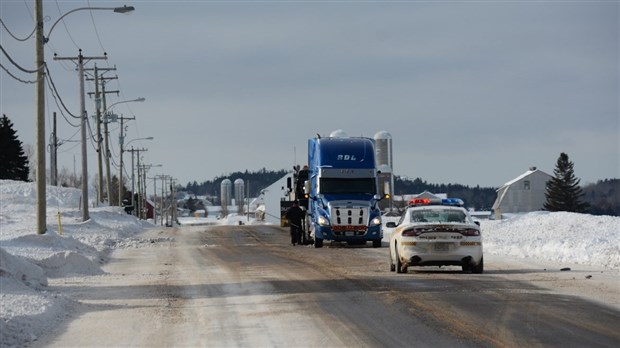 Un poids lourd s'enlise sur la route 291