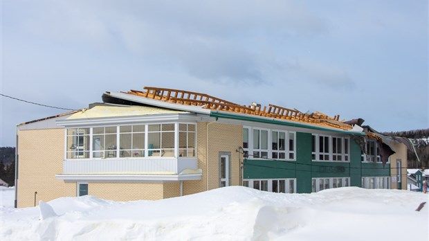 Le toit de l’école de Saint-Simon soufflé par le vent 