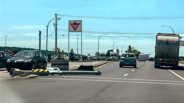 Feu de circulation fauché à Rivière-du-Loup