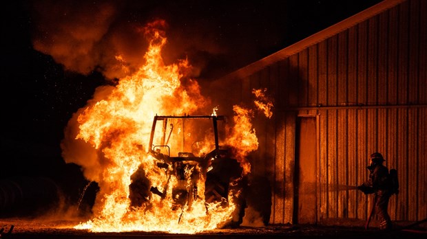 Un tracteur en feu fait craindre le pire