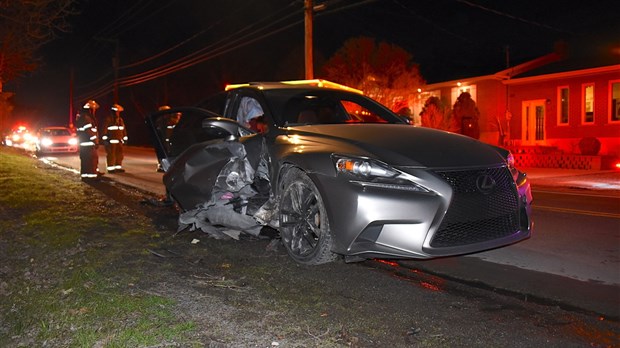 Une voiture heurte un muret de pierre à Rivière-du-Loup