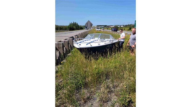 Un bateau à la dérive sur l’autoroute 85 à Rivière-du-Loup