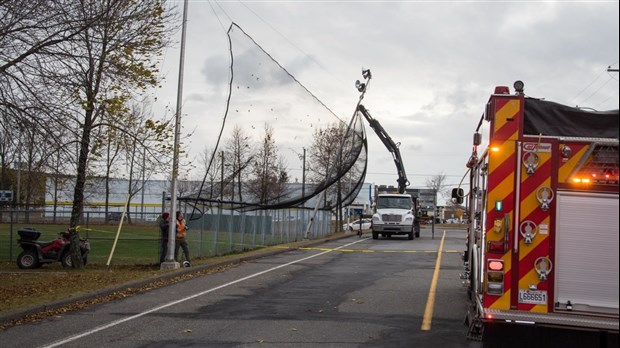 Un poteau d'éclairage menace de tomber sur la rue Desjardins à Rivière-du-Loup