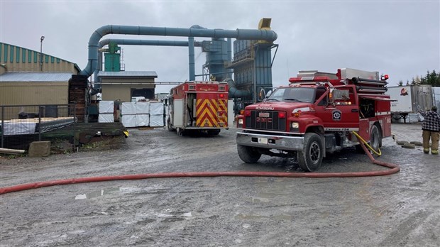 Incendie à une usine de poutrelles de Pohénégamook