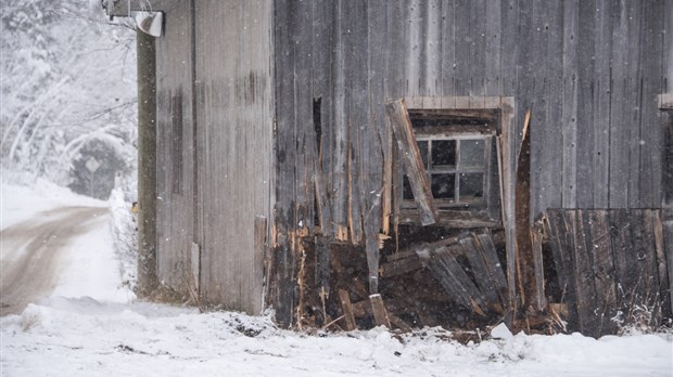 Une camionnette percute une grange à Saint-Antonin