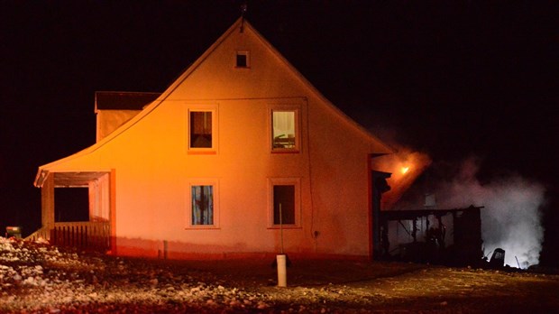 Un garage rasé par les flammes à Saint-Alexandre-de-Kamouraska