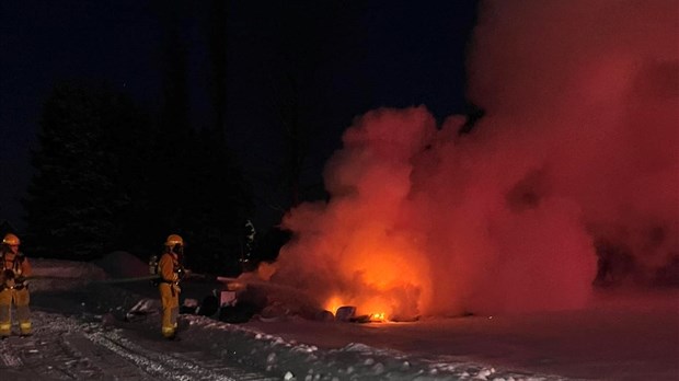 Des cendres chaudes provoquent un feu dans un camion à ordures