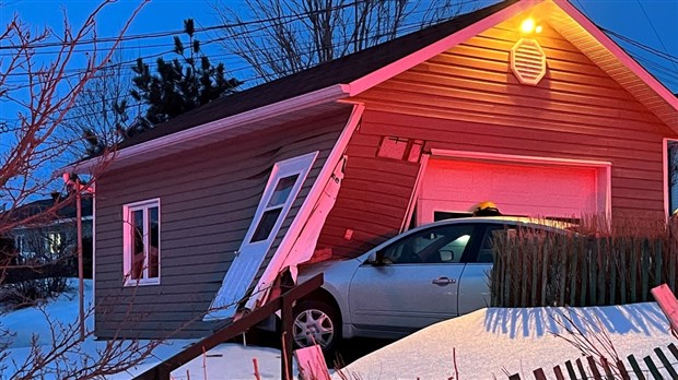 Une voiture percute un garage à Rivière-du-Loup