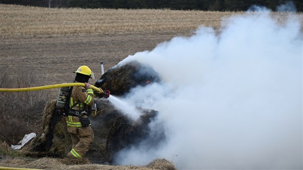 Des balles de foin prennent feu à Rivière-du-Loup