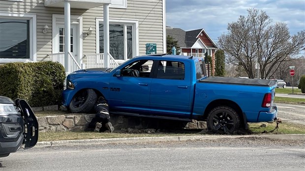 Sortie de route sur la rue Taché à Rivière-du-Loup 