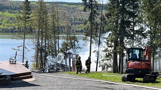 Un garage ravagé par les flammes à Saint-Mathieu-de-Rioux