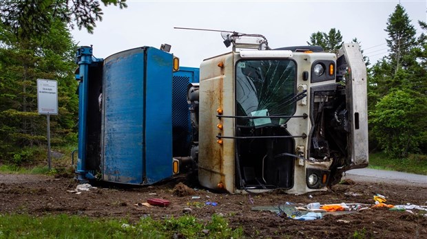 Sortie de route d’un camion-benne à Notre-Dame-du-Portage