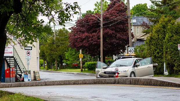 Une voiture percute un muret à Rivière-du-Loup 