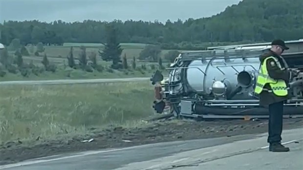 Un camion lourd se renverse sur l’autoroute 20 à Saint-Pascal 