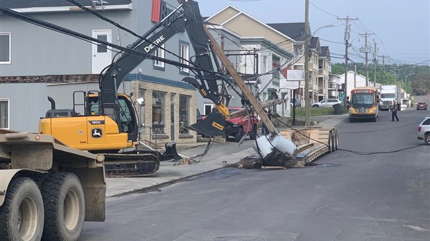 Panne électrique à Dégelis: une excavatrice brise un poteau d'Hydro-Québec