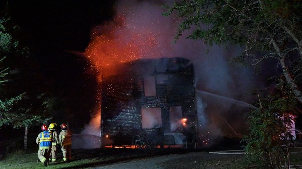 Une maison abandonnée est la proie des flammes à Saint-Alexandre-de-Kamouraska