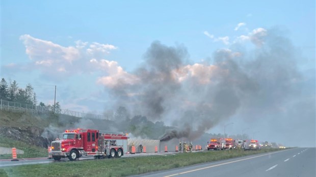 Un poids lourd se renverse et prend feu à Dégelis