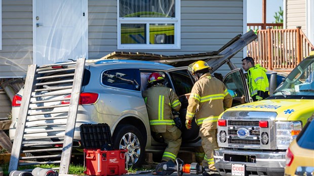 Une voiture percute violemment une maison à Rivière-du-Loup 