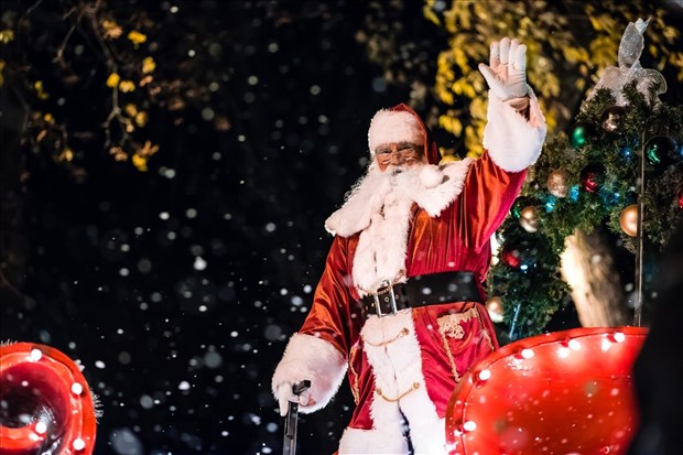 Deux chars allégoriques de Noël chez nous à l’encan