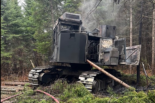 Une abatteuse forestière est la proie des flammes à Dégelis