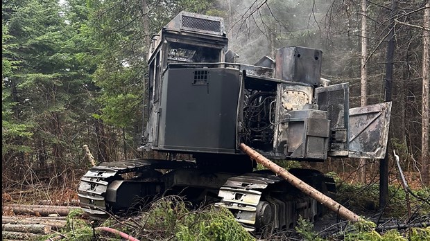 Une abatteuse forestière est la proie des flammes à Dégelis