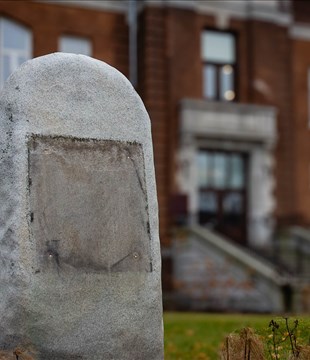 La plaque commémorative de John McLoughlin n’a finalement pas été dérobée