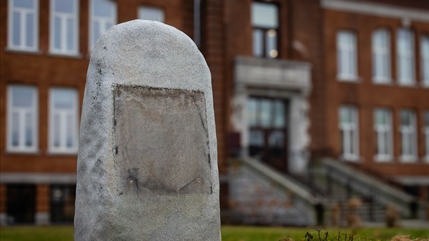 La plaque commémorative de John McLoughlin n’a finalement pas été dérobée