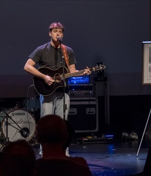 Félix Arseneault remporte la finale locale de Cégeps en spectacle